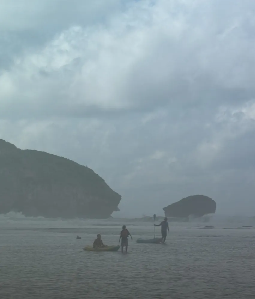 Menyusuri pantai bersama rombongan