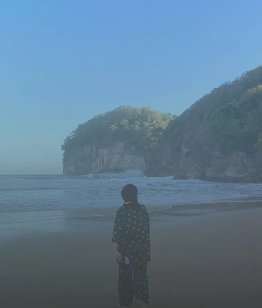 Tebing dan laut di pagi hari